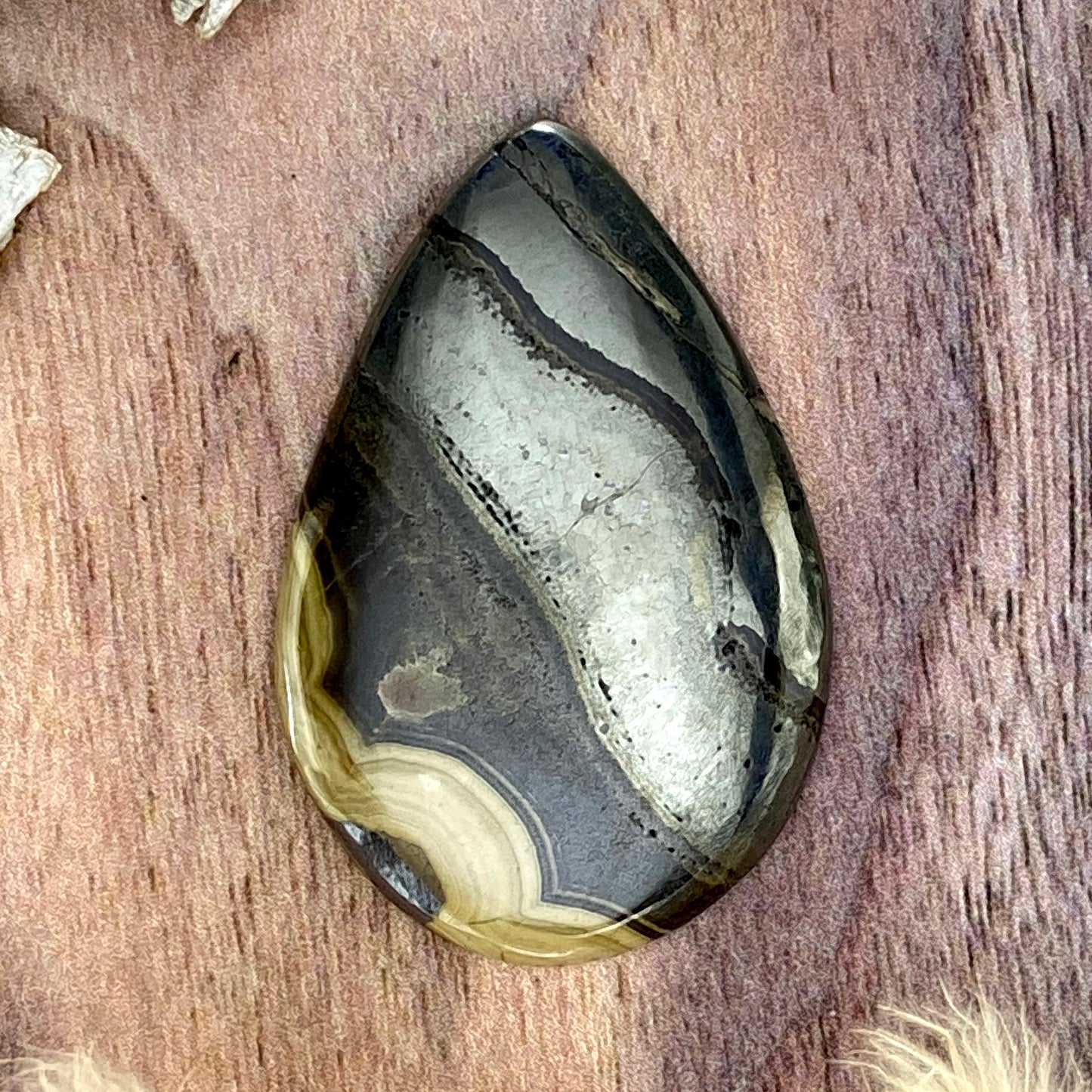 Schalenblende Cabochon Front View - Stone Treasures by the Lake
