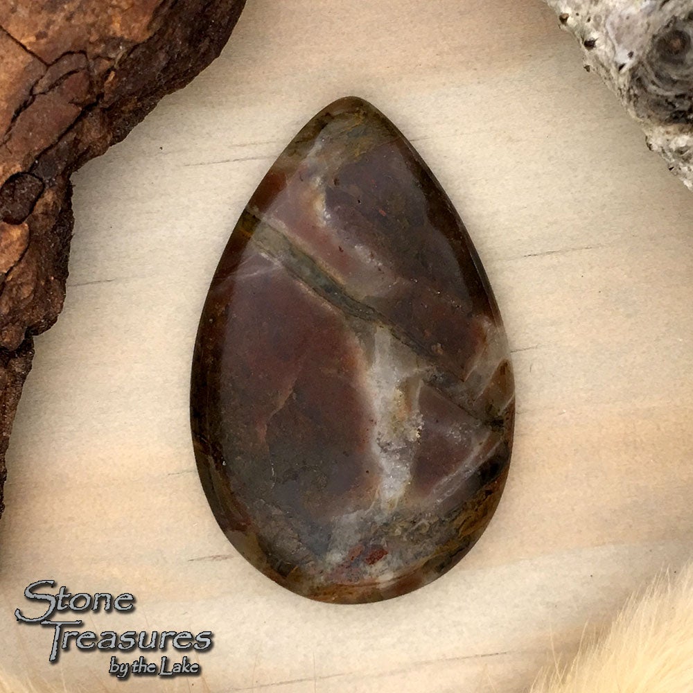 Quartz - Stone Treasures by the Lake