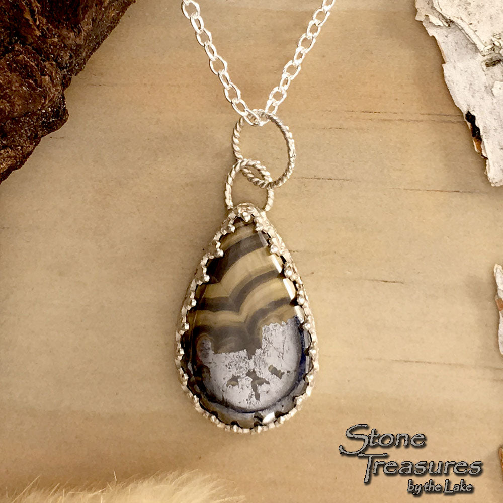 Schalenblende - Stone Treasures by the Lake