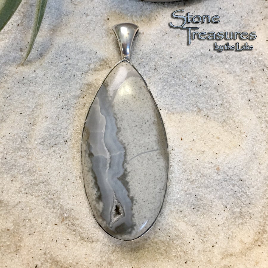 Chalcedony Seam Agate - Stone Treasures by the Lake